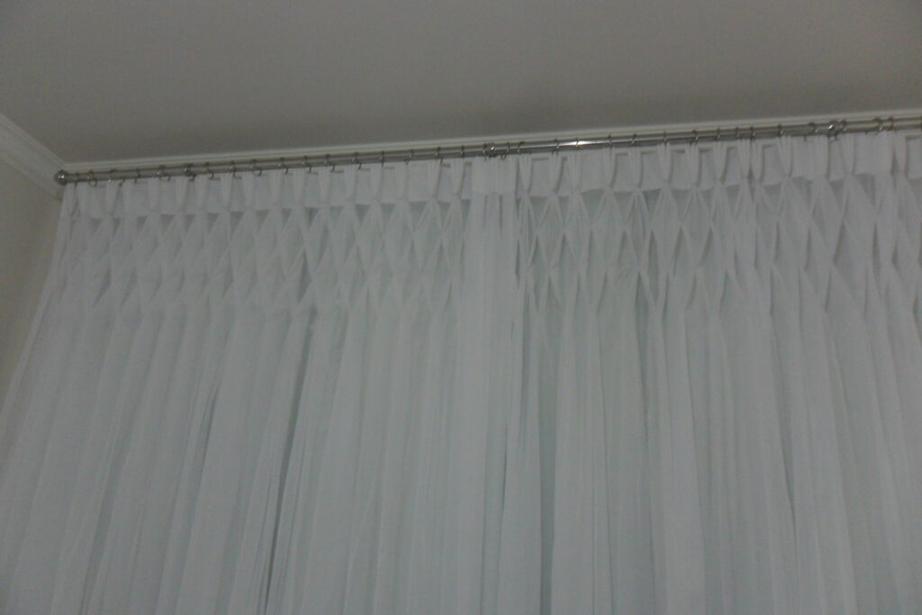 Cortina sob medida para sala, modelo casa de abelha
